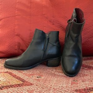 - Leather Ankelboots with zipper black